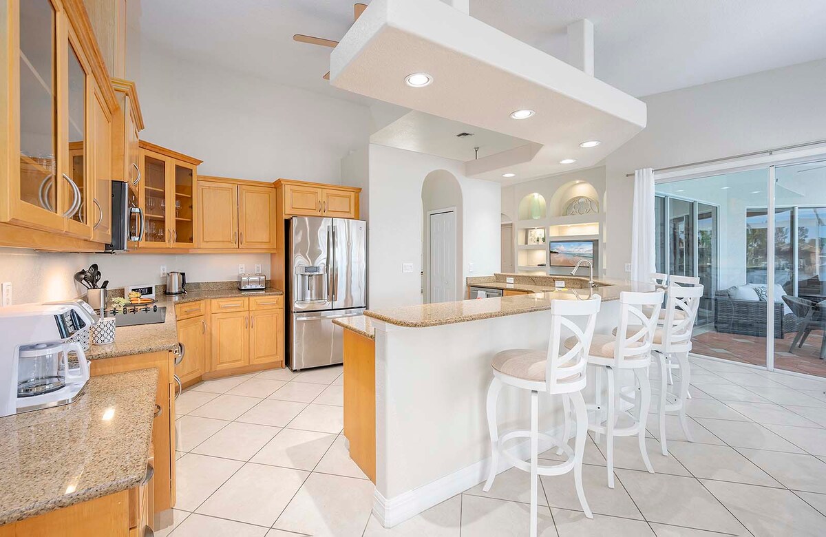 Beheizter Pool mit Sonnenliegen am Kanal.