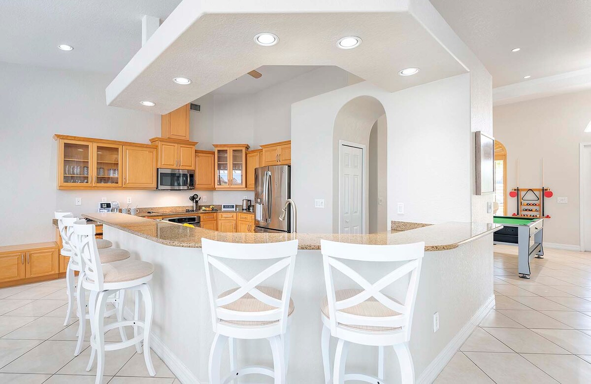 Beheizter Pool mit Sonnenliegen am Kanal.