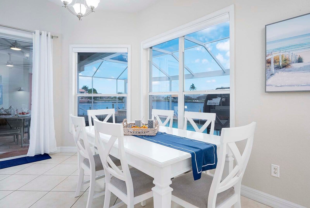 Beheizter Pool mit Sonnenliegen am Kanal.