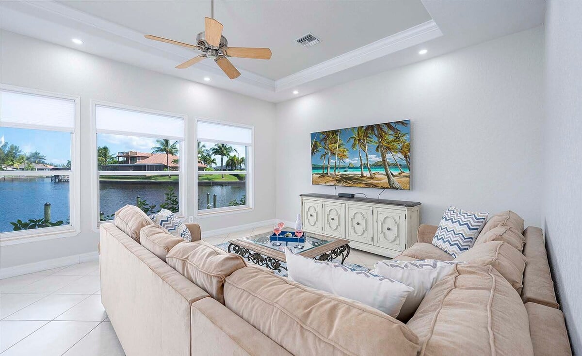 Beheizter Pool mit Sonnenliegen am Kanal.