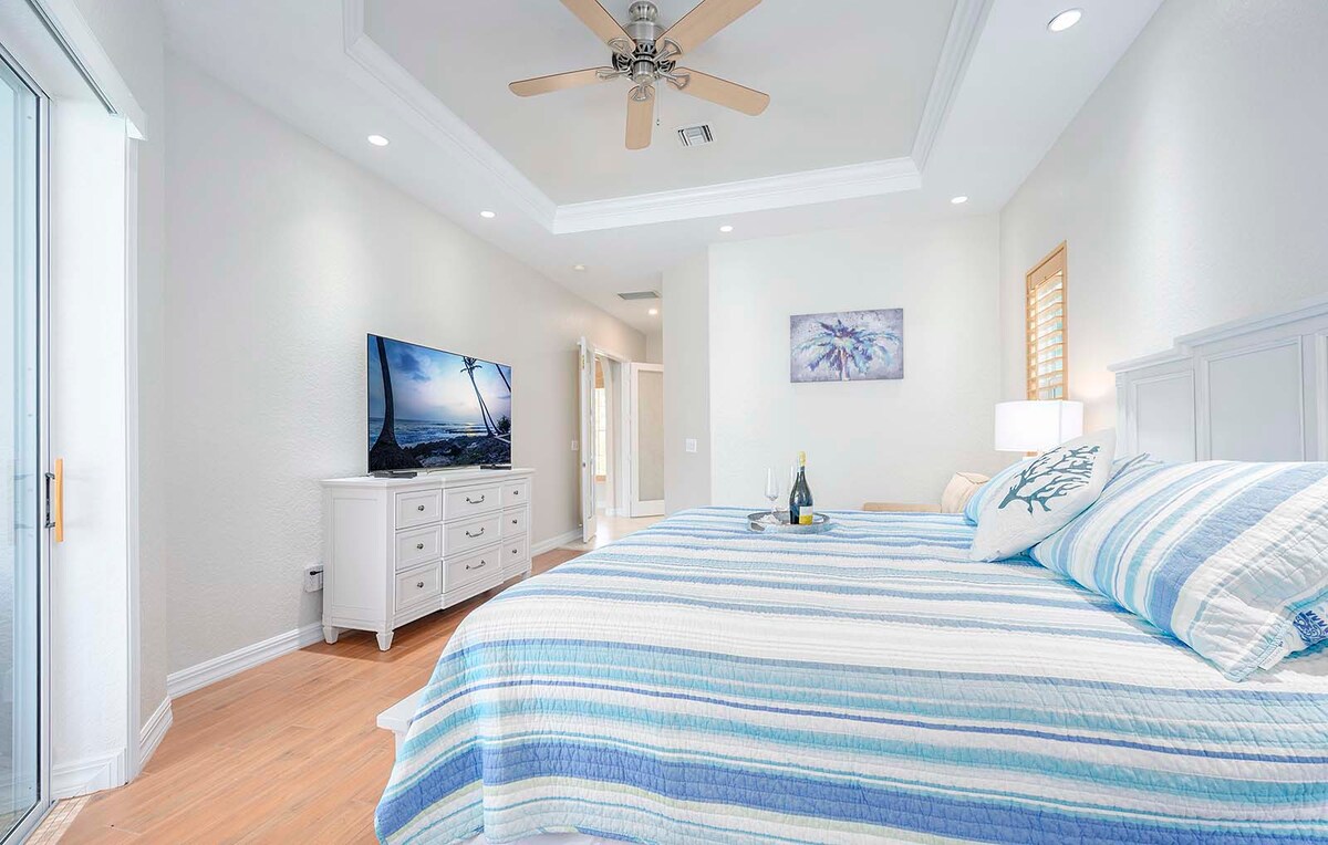 Beheizter Pool mit Sonnenliegen am Kanal.