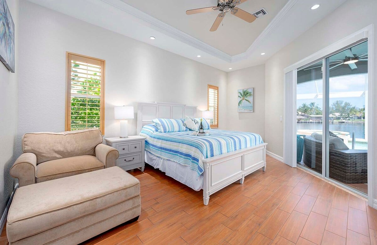 Beheizter Pool mit Sonnenliegen am Kanal.