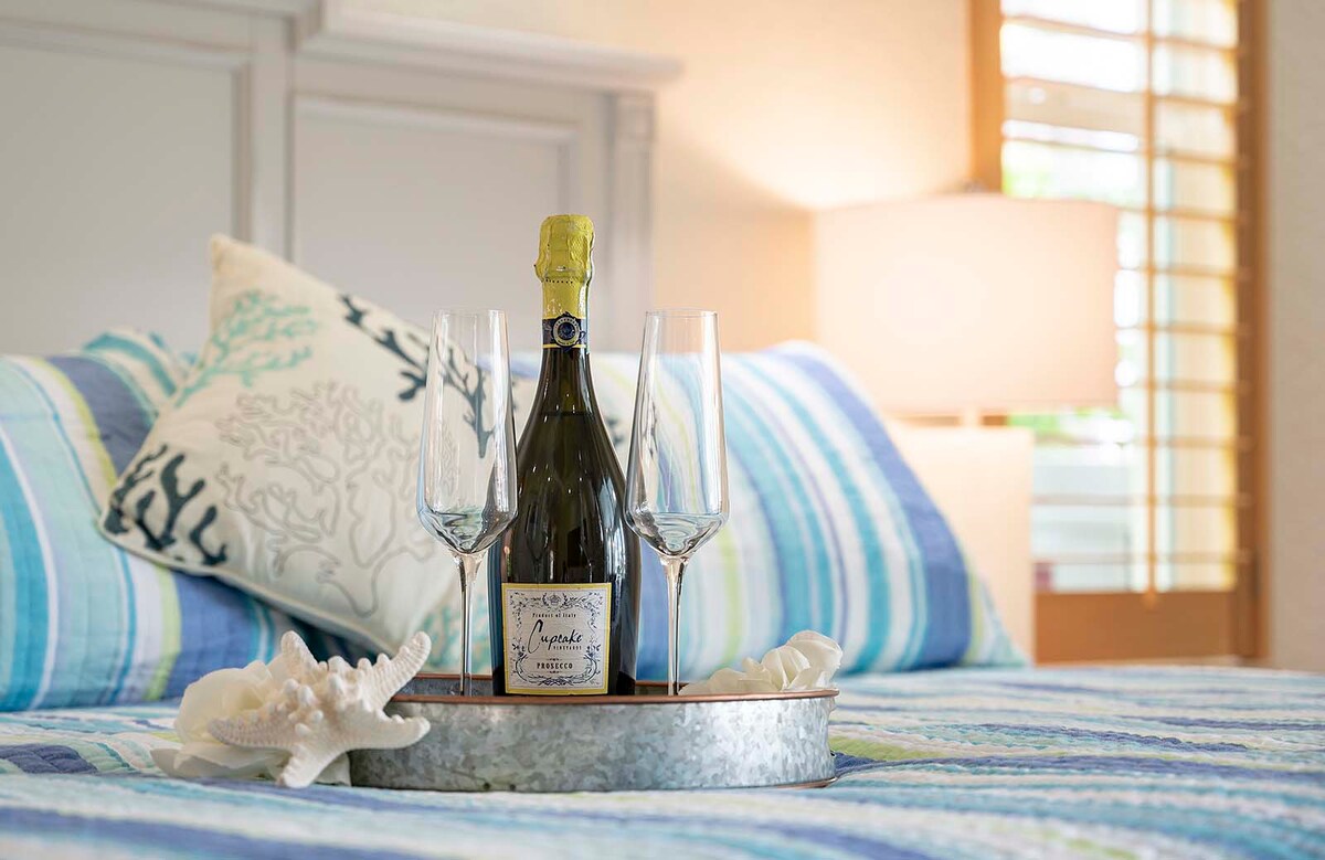 Beheizter Pool mit Sonnenliegen am Kanal.