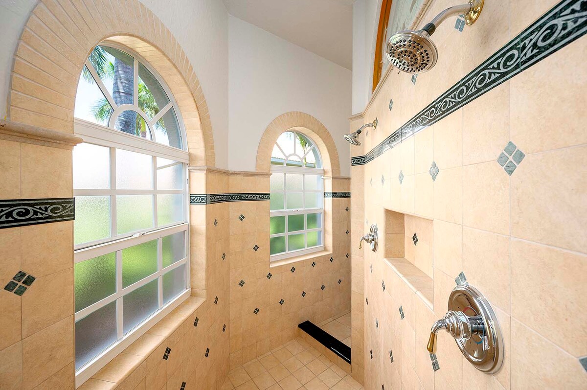 Beheizter Pool mit Sonnenliegen am Kanal.