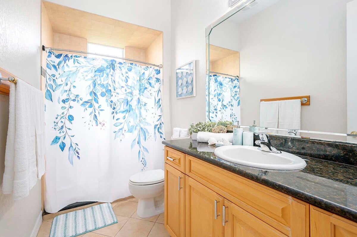 Beheizter Pool mit Sonnenliegen am Kanal.