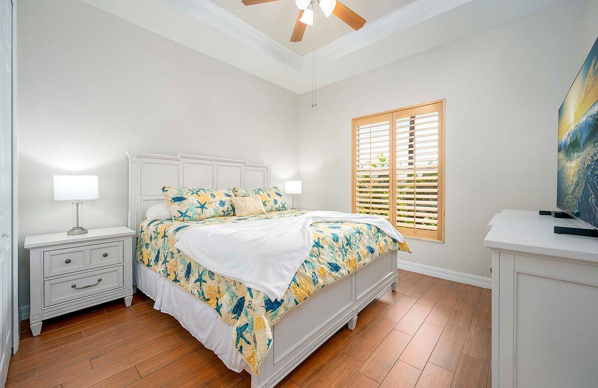 Beheizter Pool mit Sonnenliegen am Kanal.