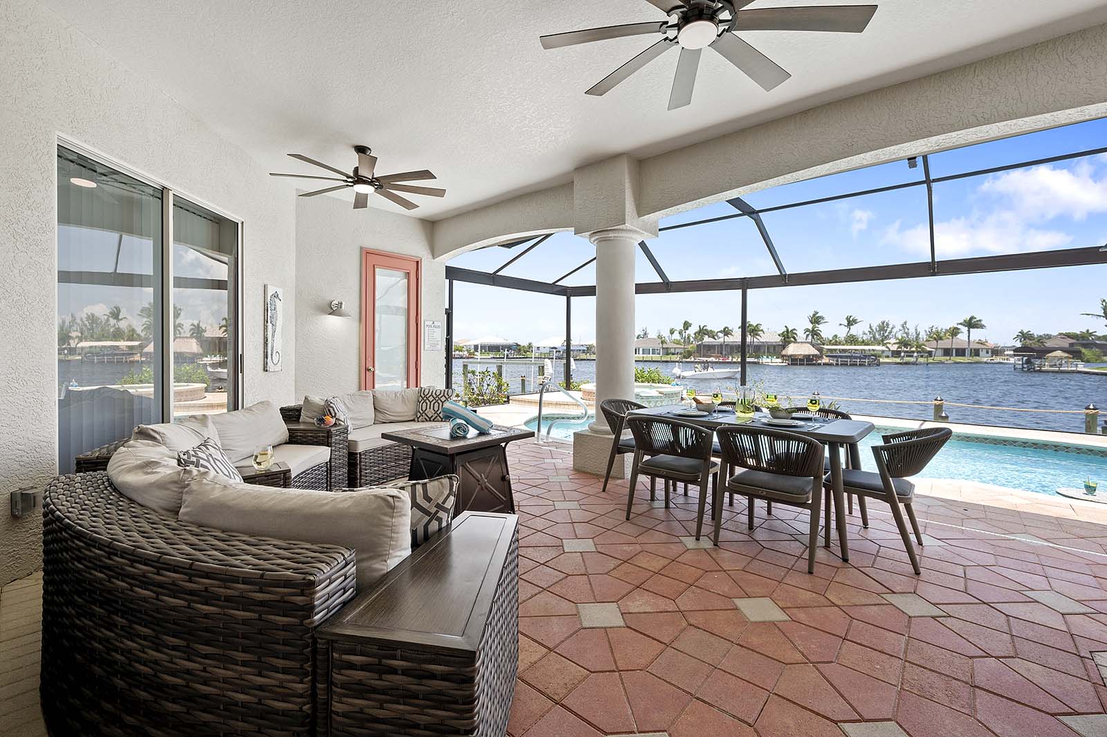 Beheizter Pool mit Sonnenliegen am Kanal.