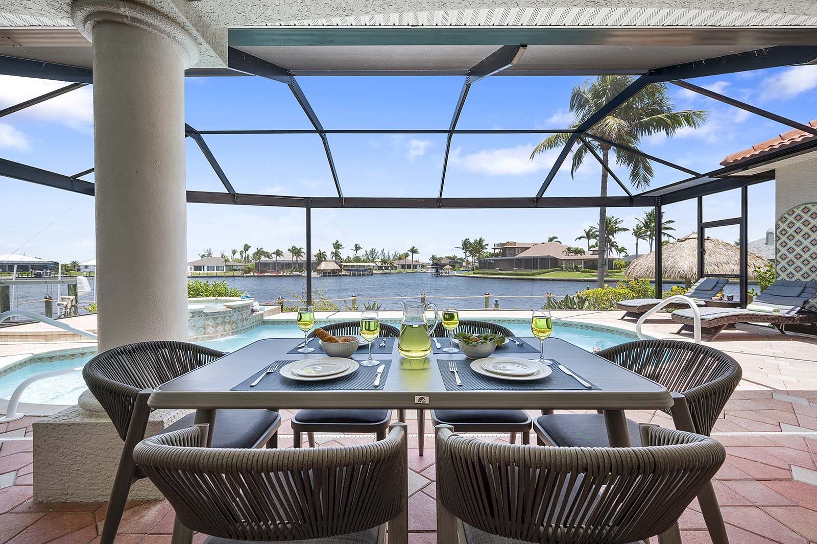 Beheizter Pool mit Sonnenliegen am Kanal.