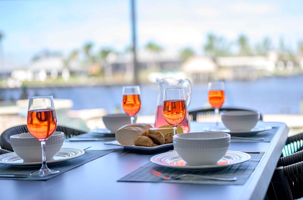 Beheizter Pool mit Sonnenliegen am Kanal.