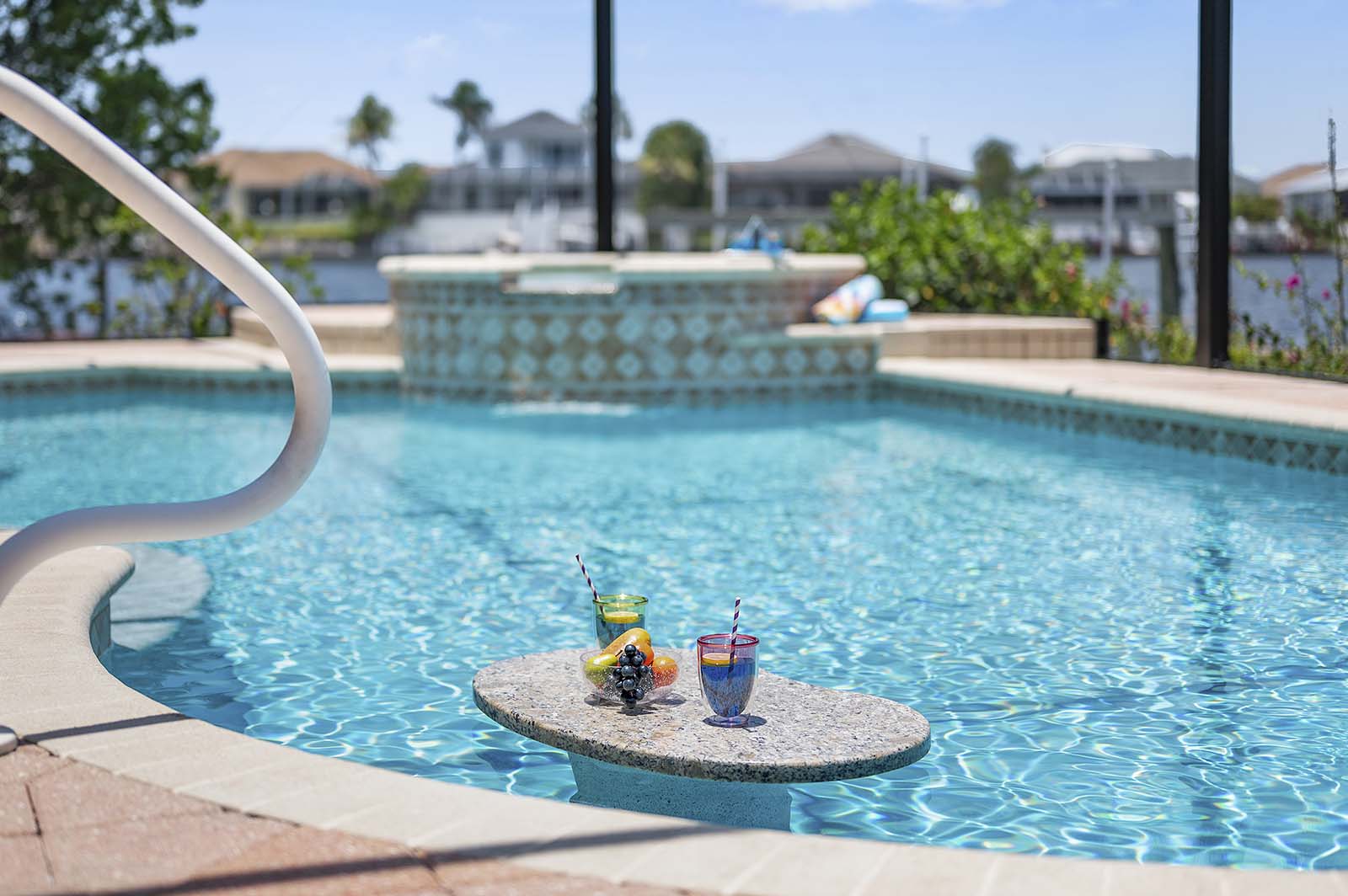 Beheizter Pool mit Sonnenliegen am Kanal.