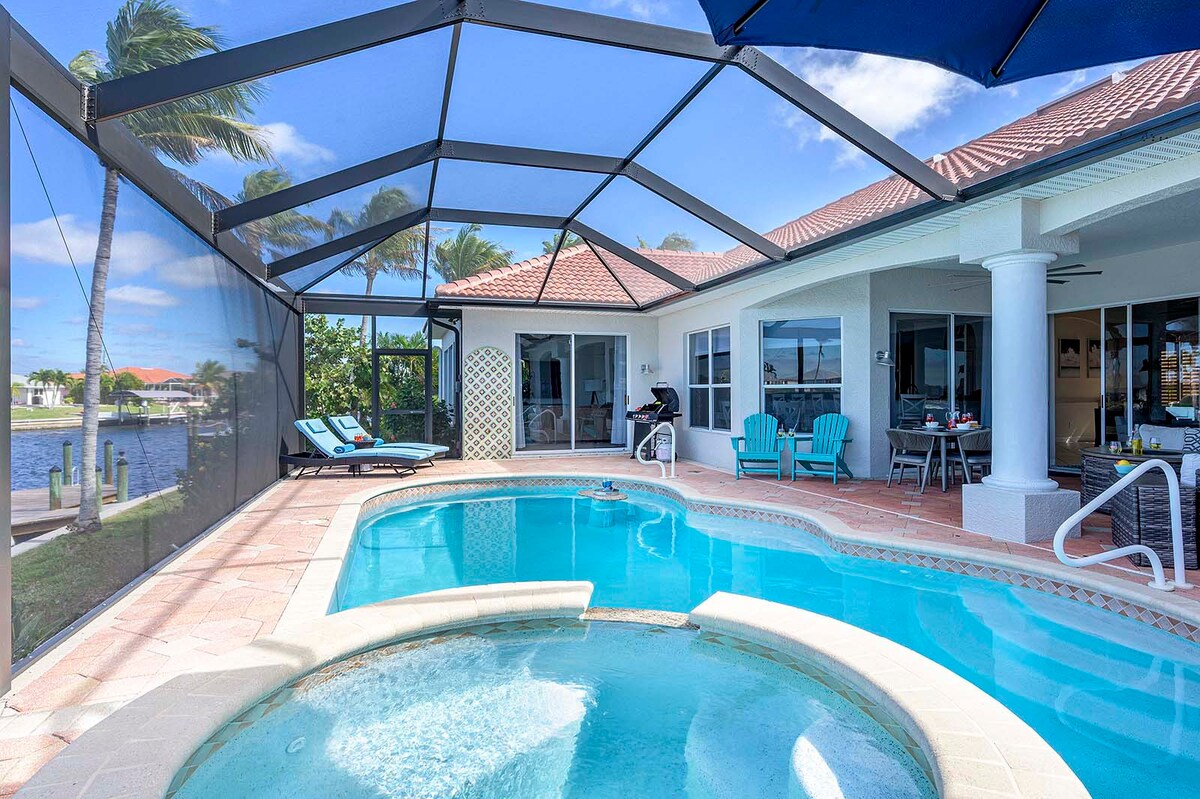 Game Room mit Billardtisch und Sitzbereich.