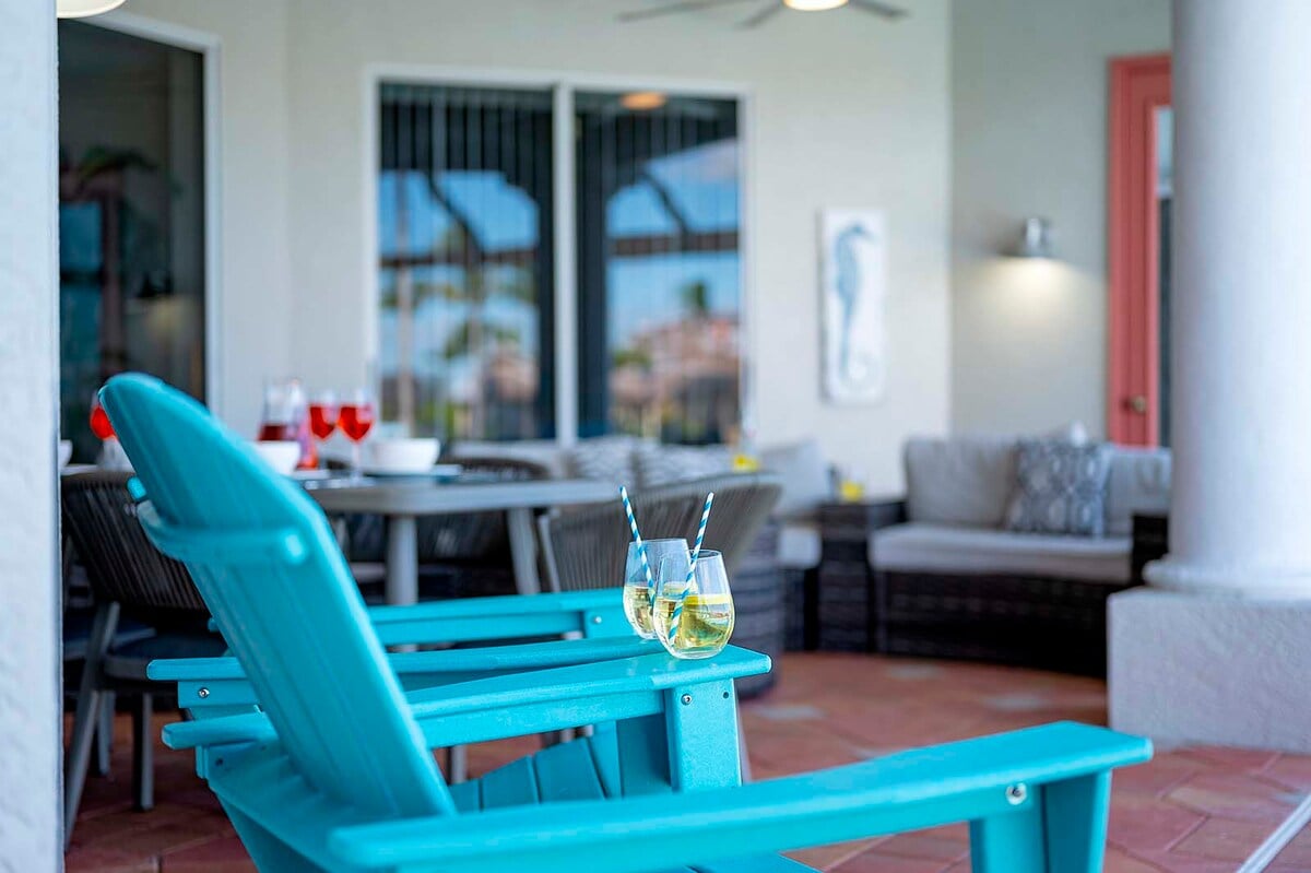 Beheizter Pool mit Sonnenliegen am Kanal.