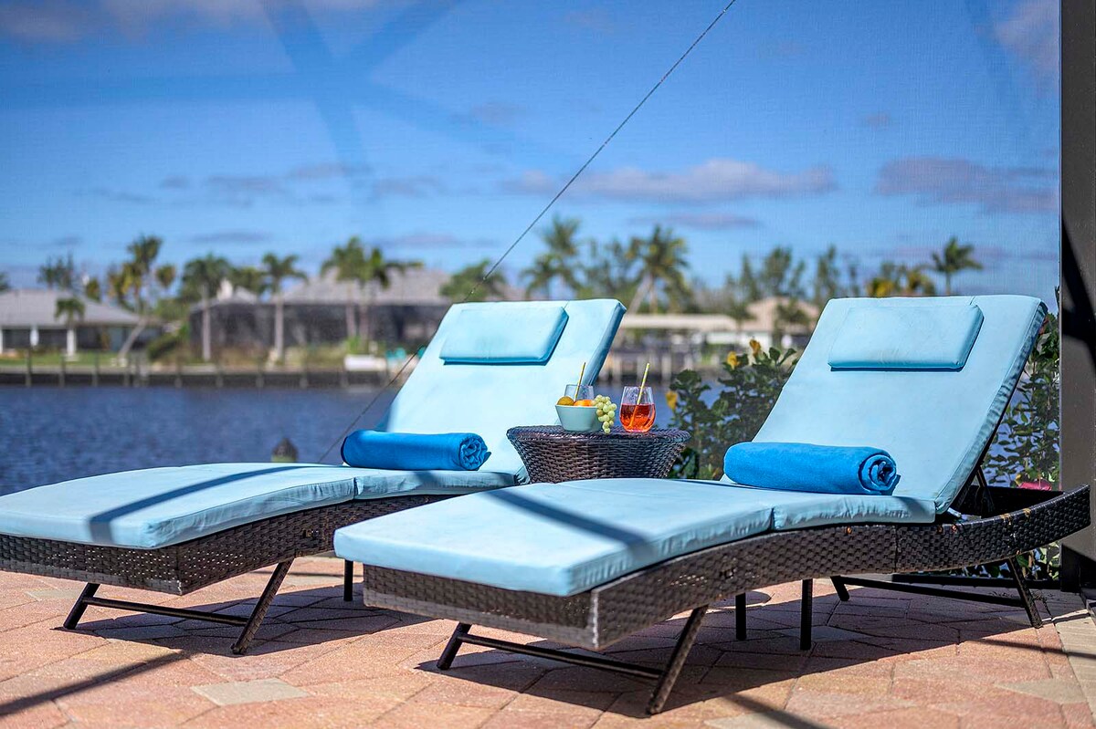 Beheizter Pool mit Sonnenliegen am Kanal.