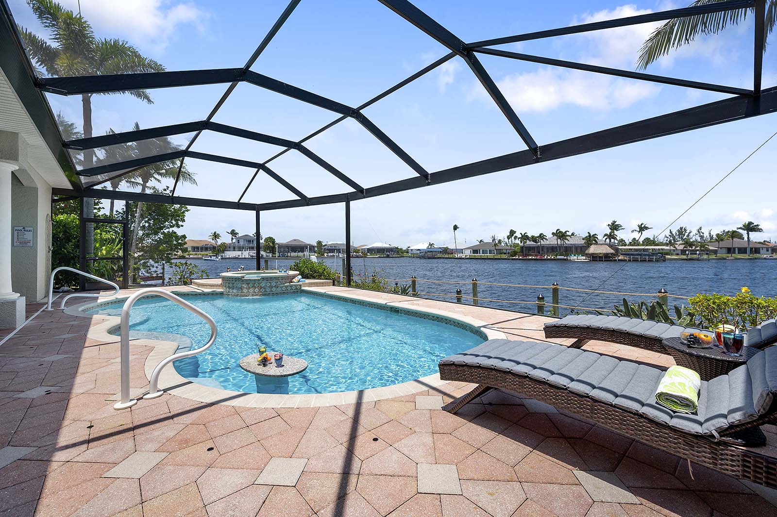 Beheizter Pool mit Sonnenliegen am Kanal.