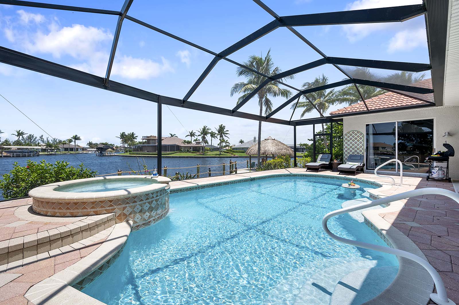 Game Room mit Billardtisch und Sitzbereich.