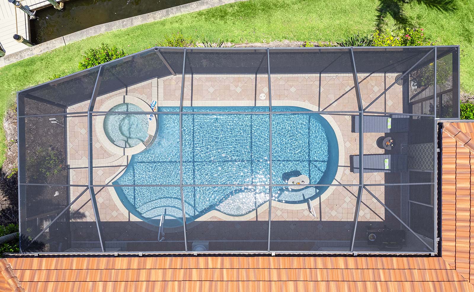 Beheizter Pool mit Sonnenliegen am Kanal.