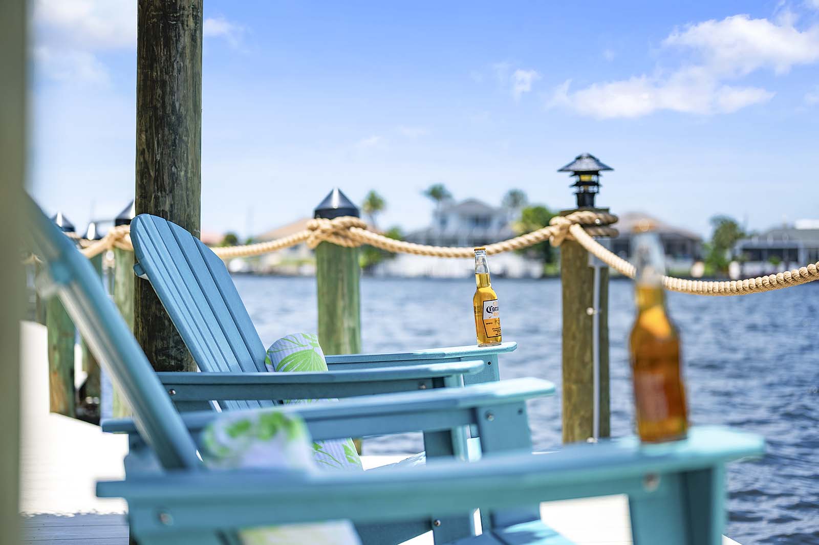 Game Room mit Billardtisch und Sitzbereich.