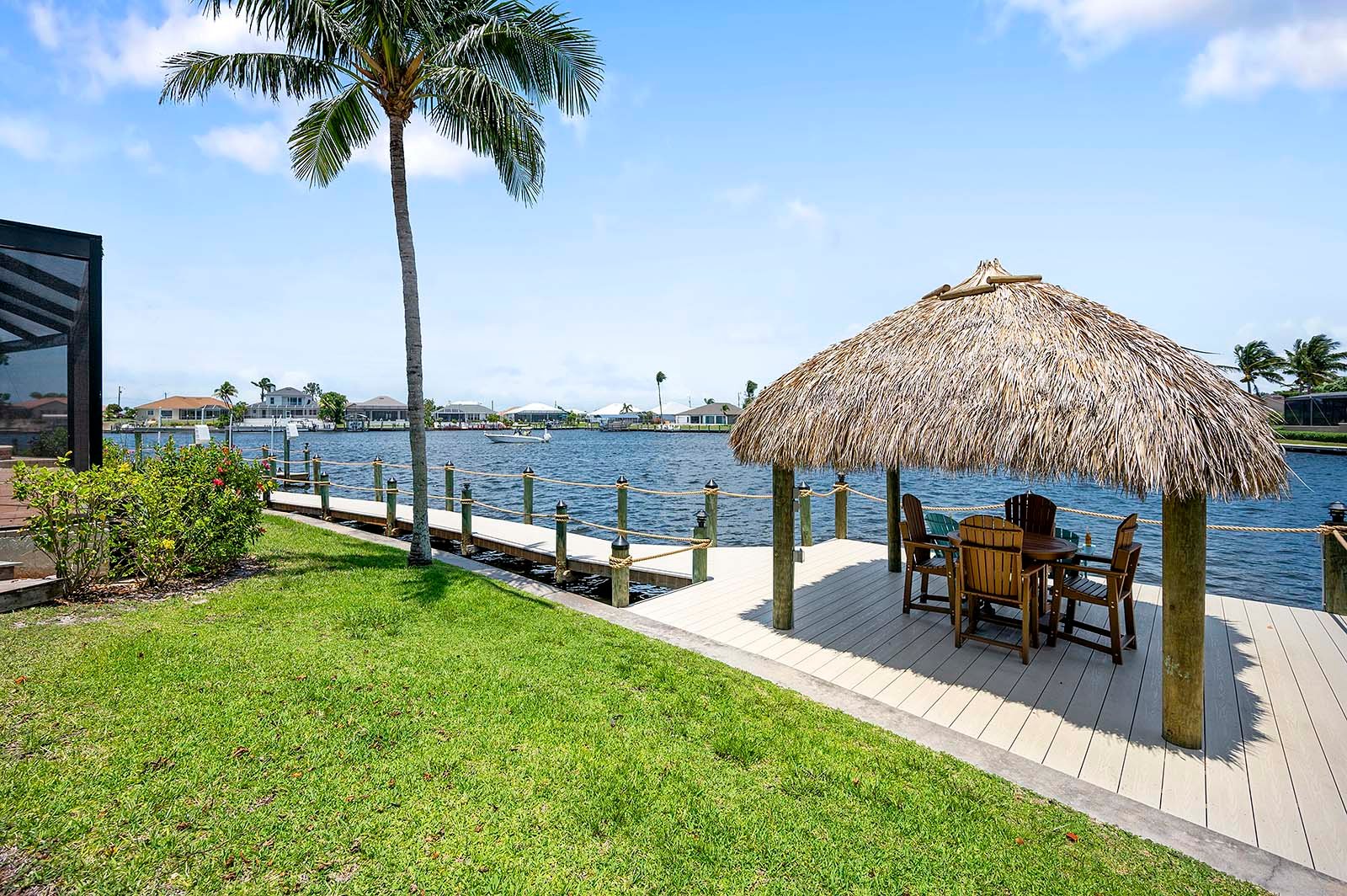 Beheizter Pool mit Sonnenliegen am Kanal.