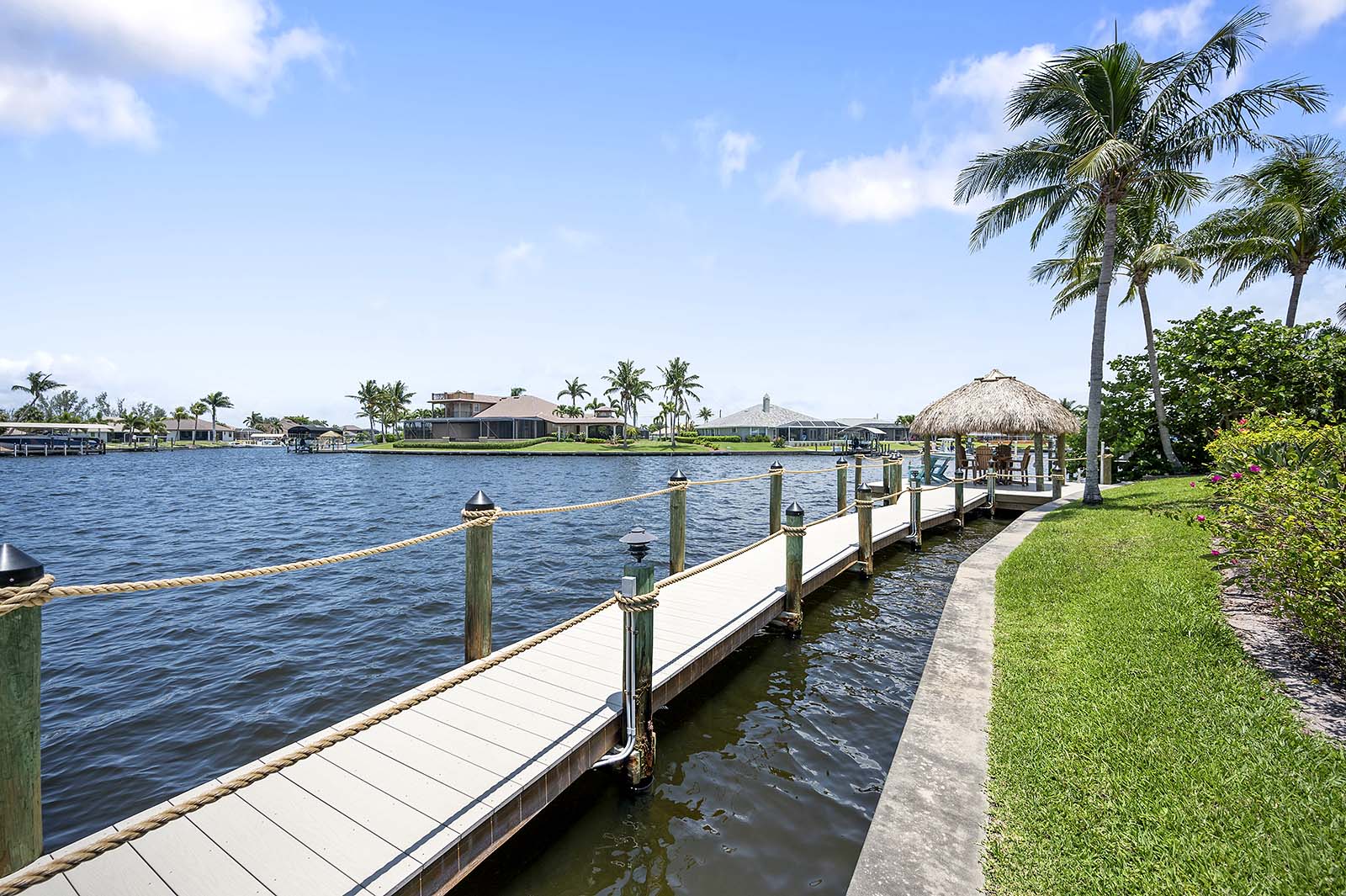 Beheizter Pool mit Sonnenliegen am Kanal.