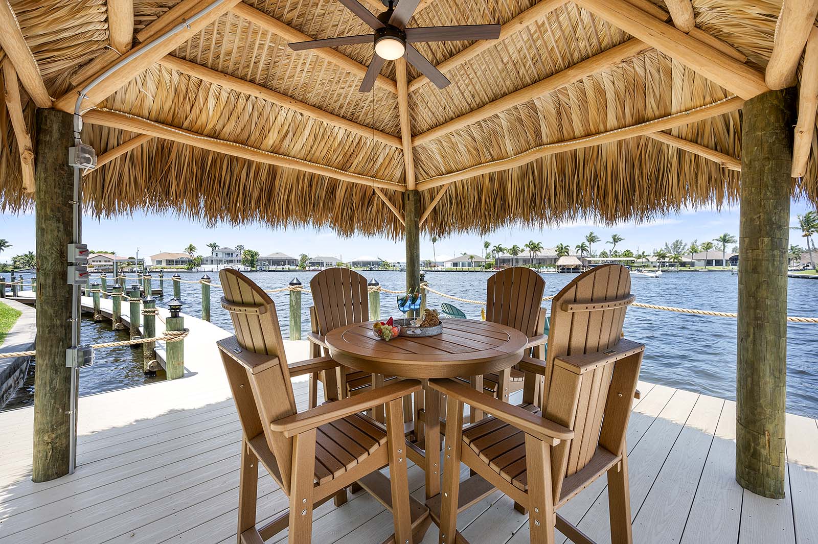 Beheizter Pool mit Sonnenliegen am Kanal.