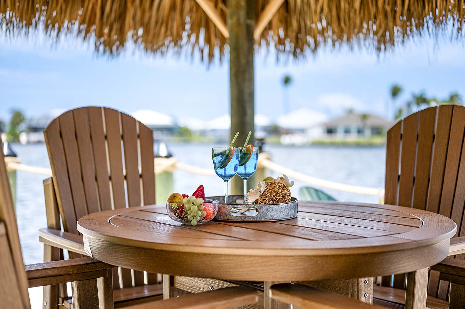 Beheizter Pool mit Sonnenliegen am Kanal.