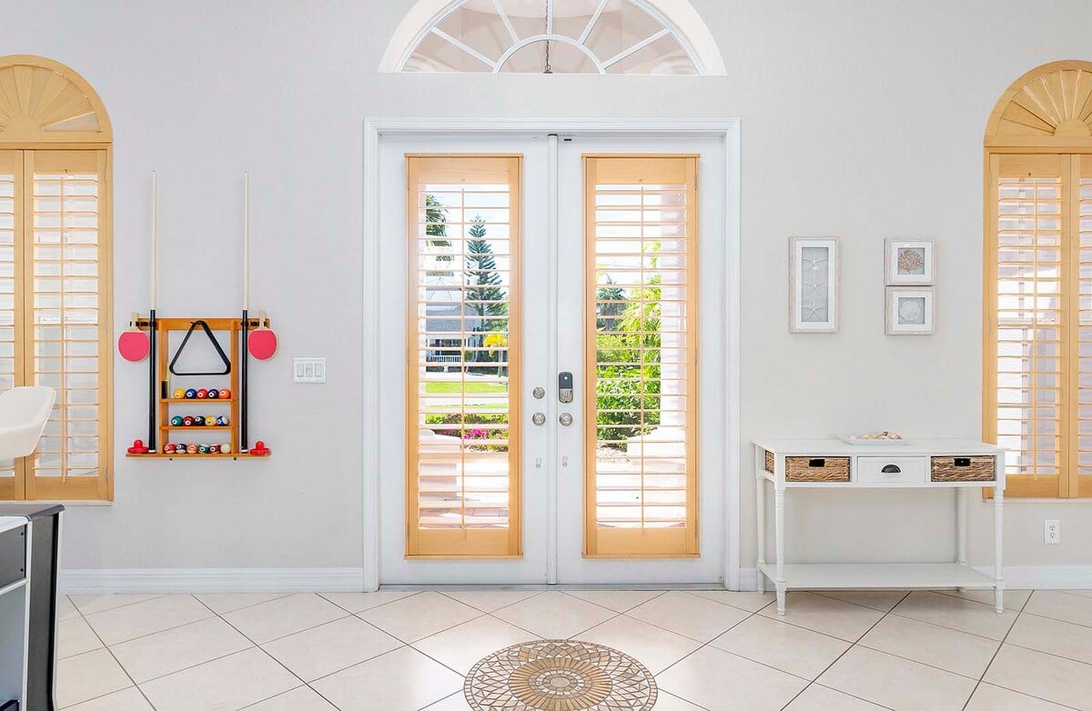 Beheizter Pool mit Sonnenliegen am Kanal.