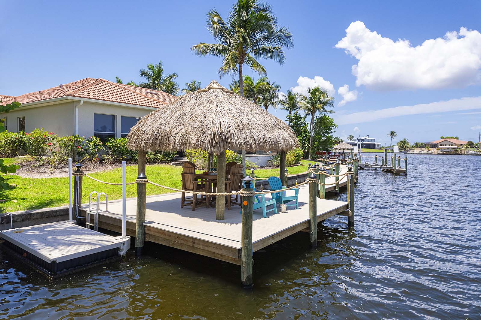 Beheizter Pool mit Sonnenliegen am Kanal und privatem Dock mit Bootslift.