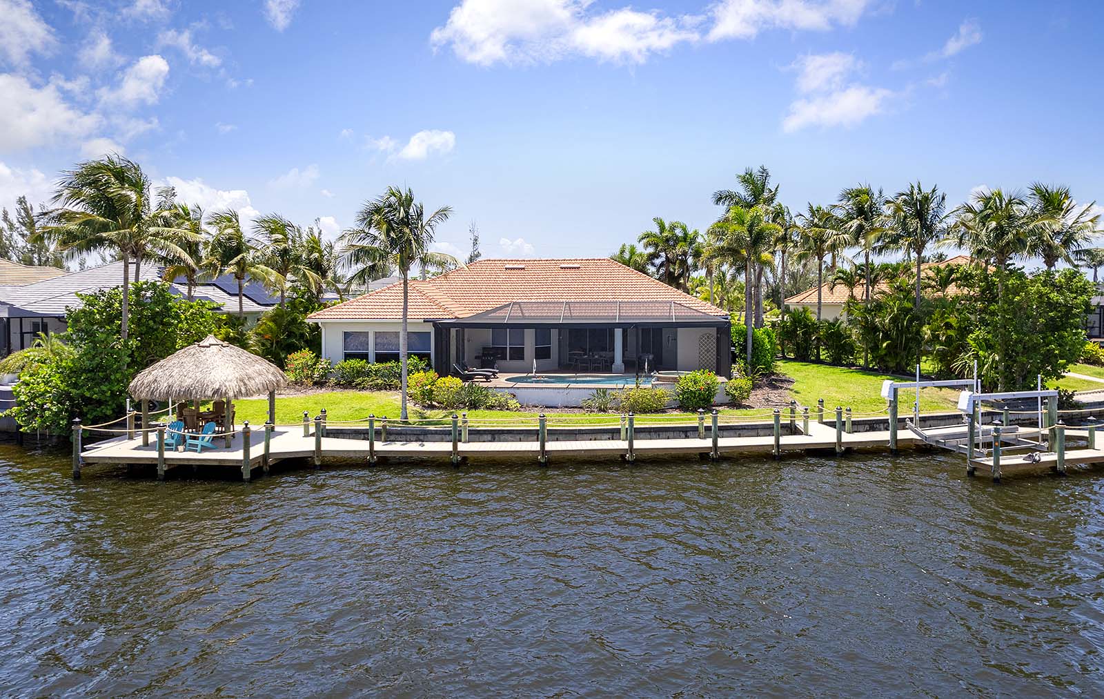 Beheizter Pool mit Sonnenliegen am Kanal.