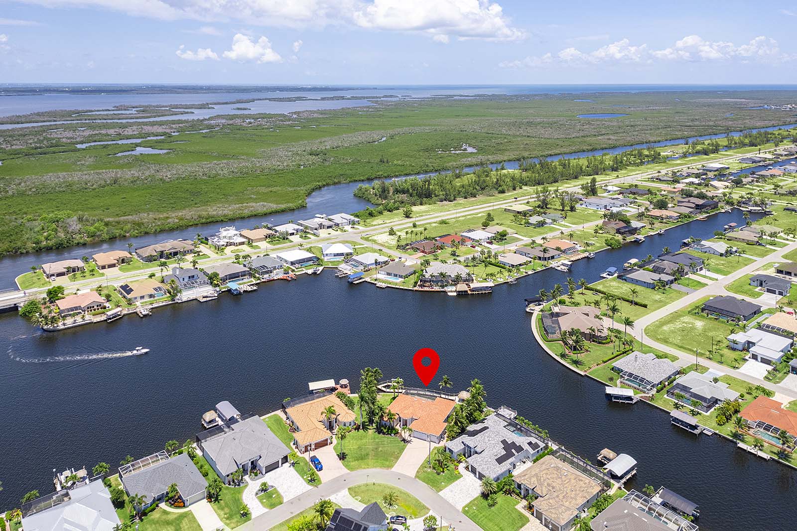 Beheizter Pool mit Sonnenliegen am Kanal.