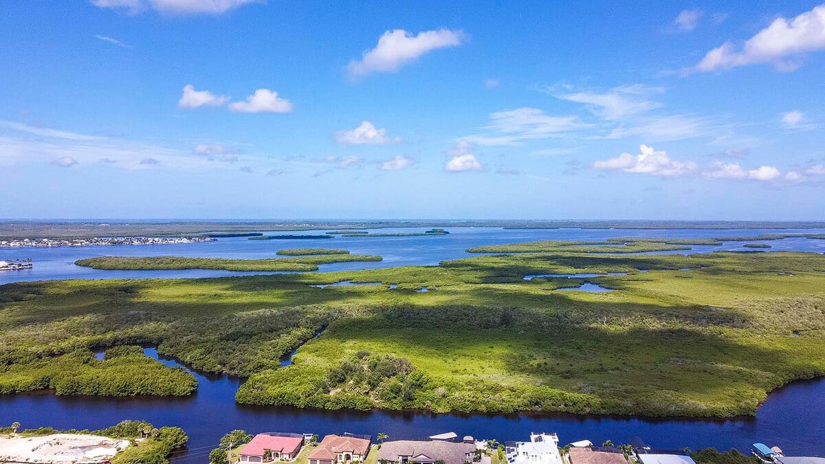 Beheizter Pool mit Sonnenliegen am Kanal.