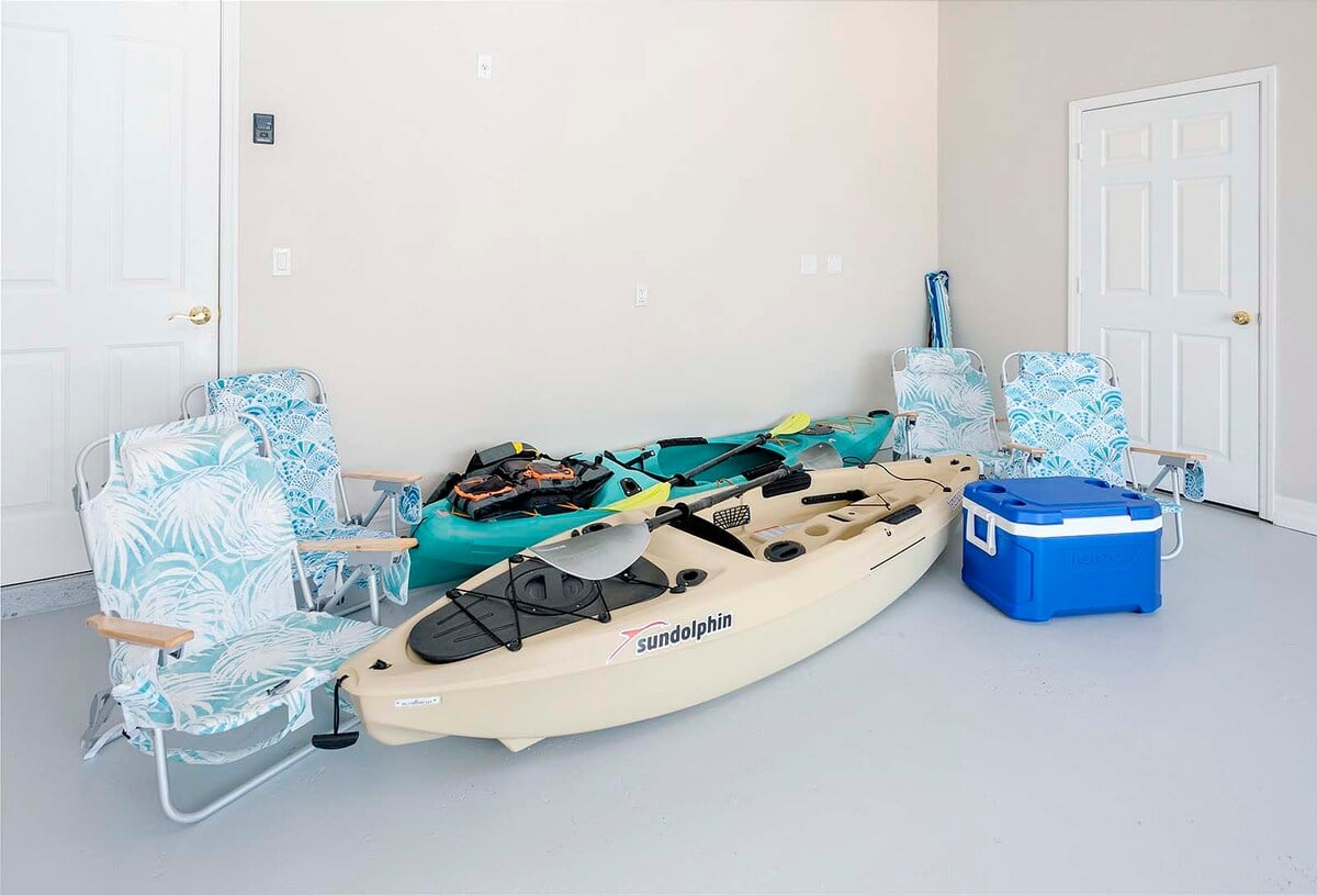 Beheizter Pool mit Sonnenliegen am Kanal.