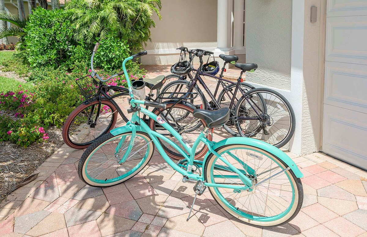 Beheizter Pool mit Sonnenliegen am Kanal.