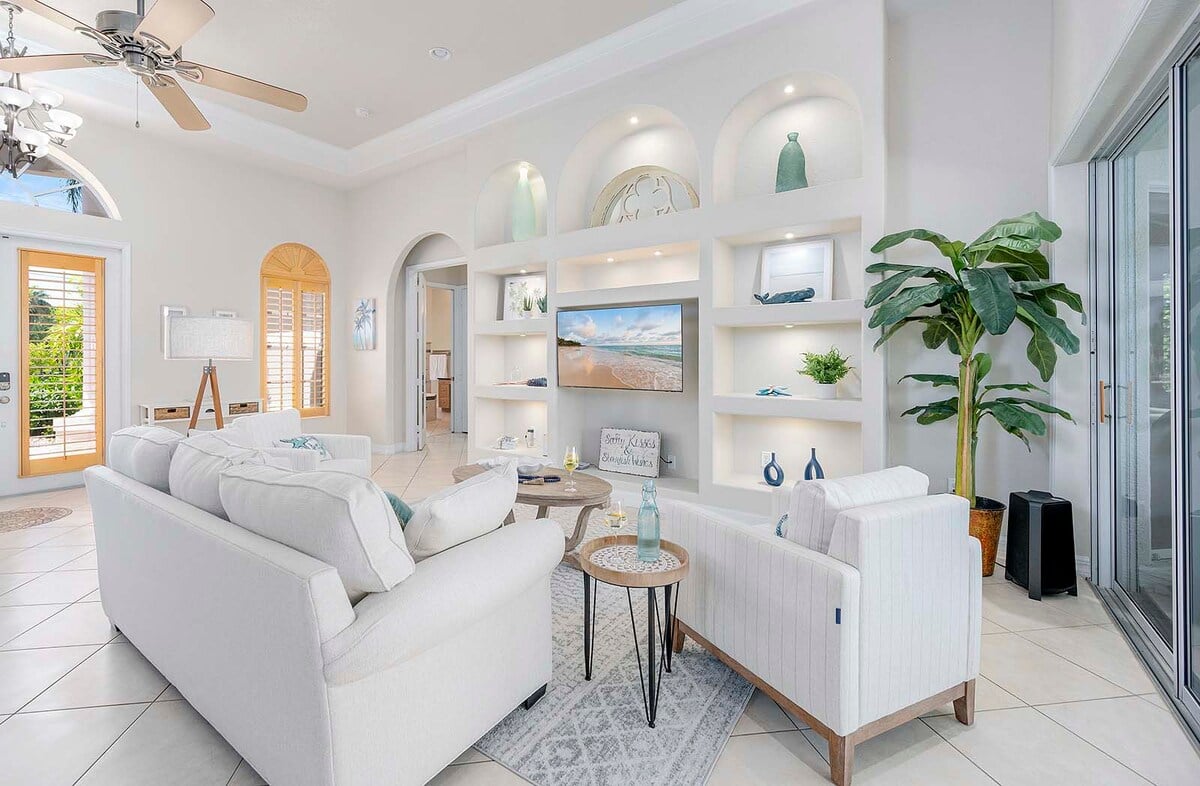 Beheizter Pool mit Sonnenliegen am Kanal.