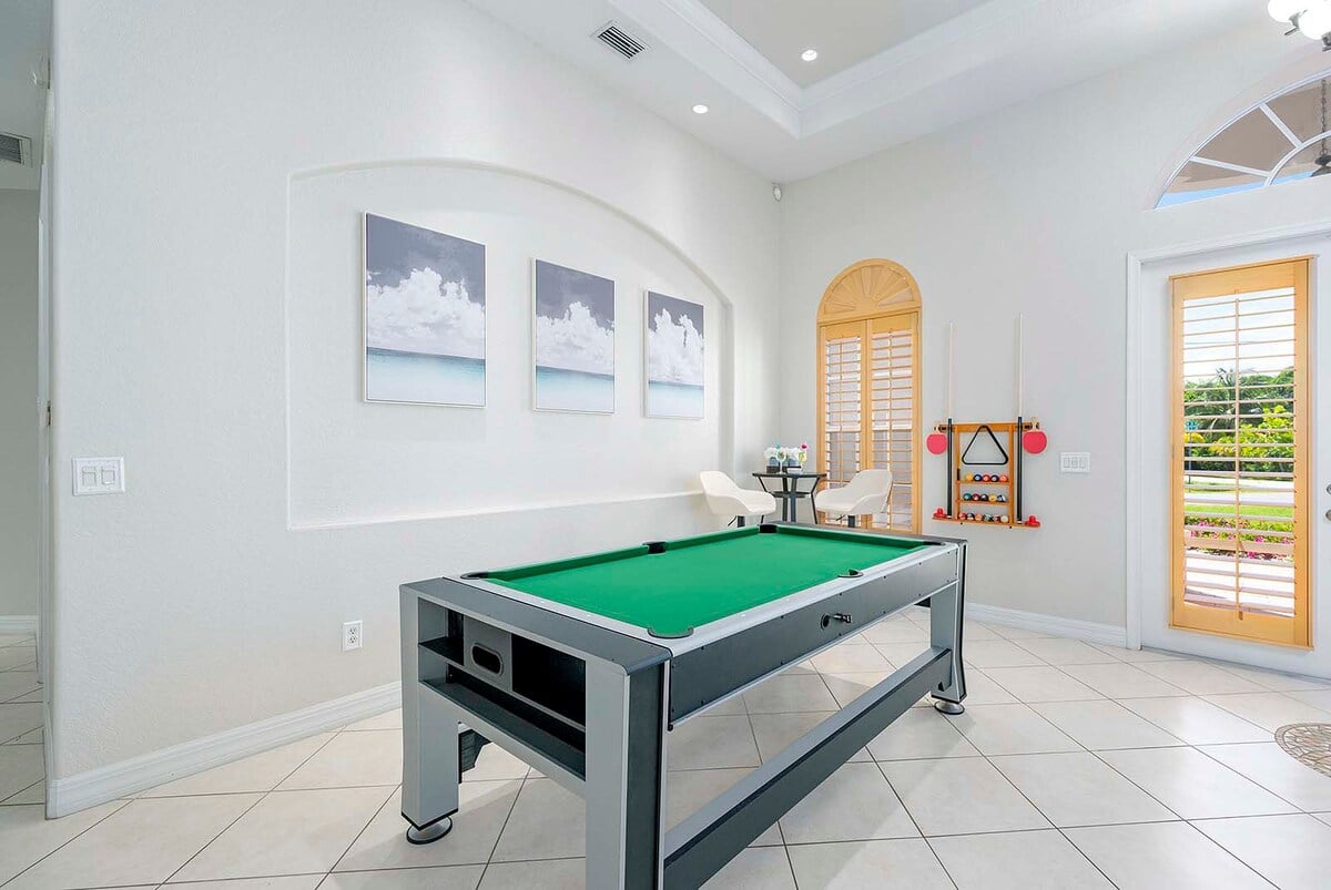 Beheizter Pool mit Sonnenliegen am Kanal.