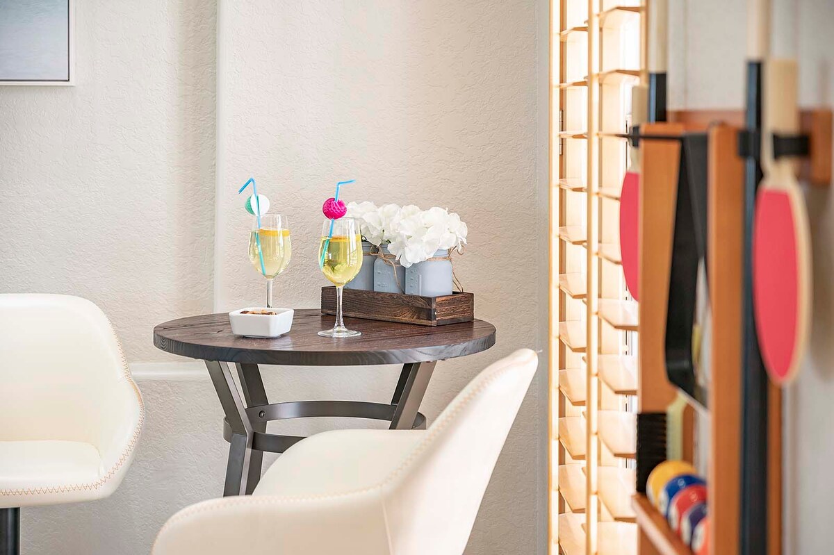 Beheizter Pool mit Sonnenliegen am Kanal.