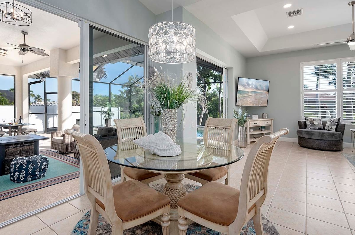 Veranda mit Blick auf den Kanal und Bootssteg