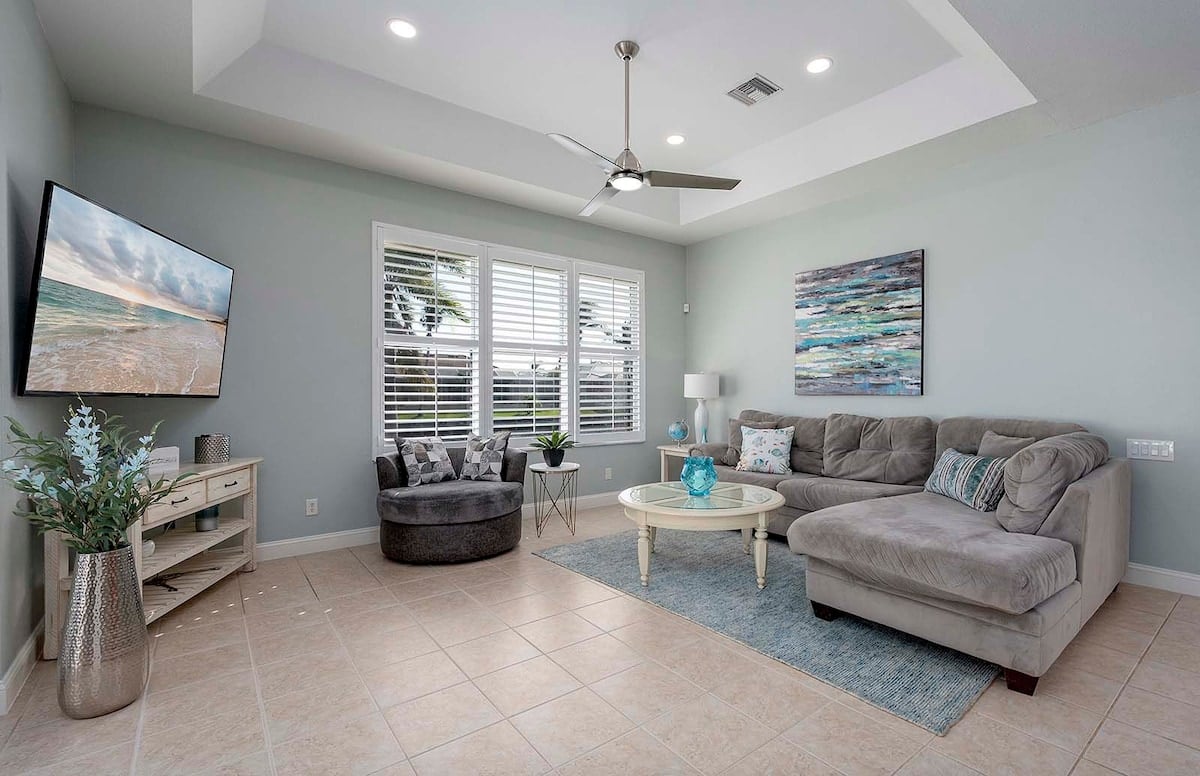 Veranda mit Blick auf den Kanal und Sitzbereich im Freien.