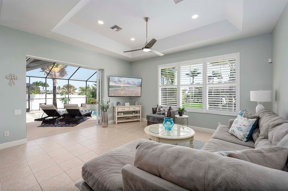 Veranda mit Blick auf den Kanal und privatem Bootssteg.