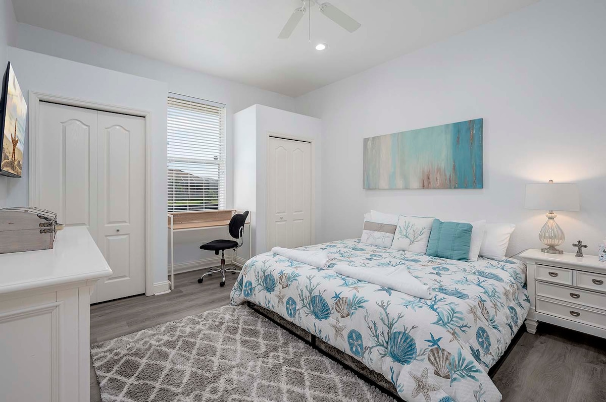 Veranda mit Blick auf den Kanal am Wasser.