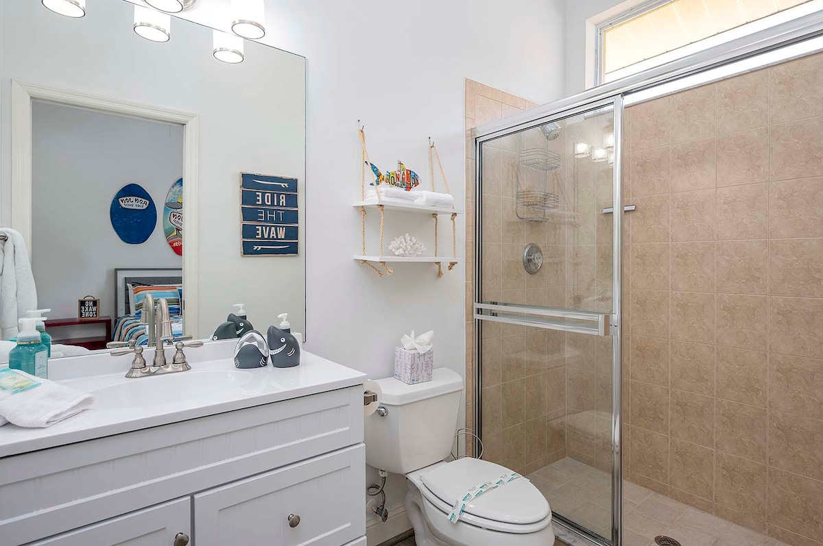 Veranda mit Blick auf den Kanal am Wasser.