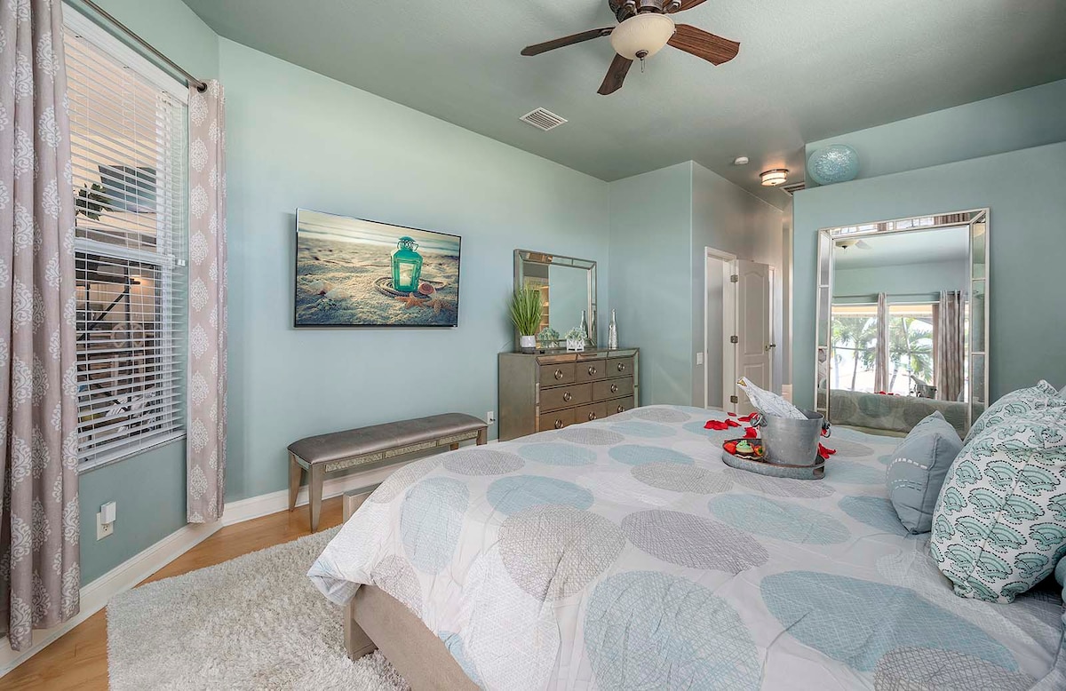 Blick von der Veranda auf den Kanal mit privatem Bootssteg.