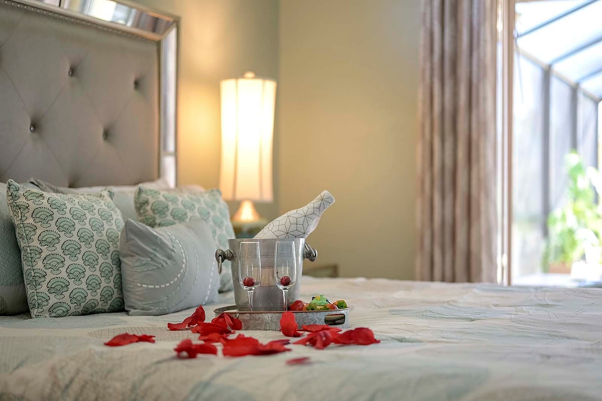 Veranda mit Blick auf den Kanal am Wasser.