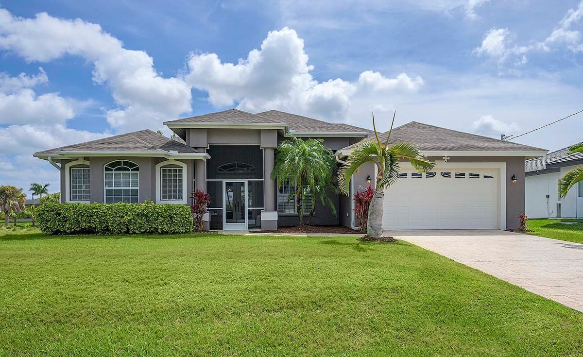 Veranda mit Blick auf den Kanal und privatem Bootssteg.