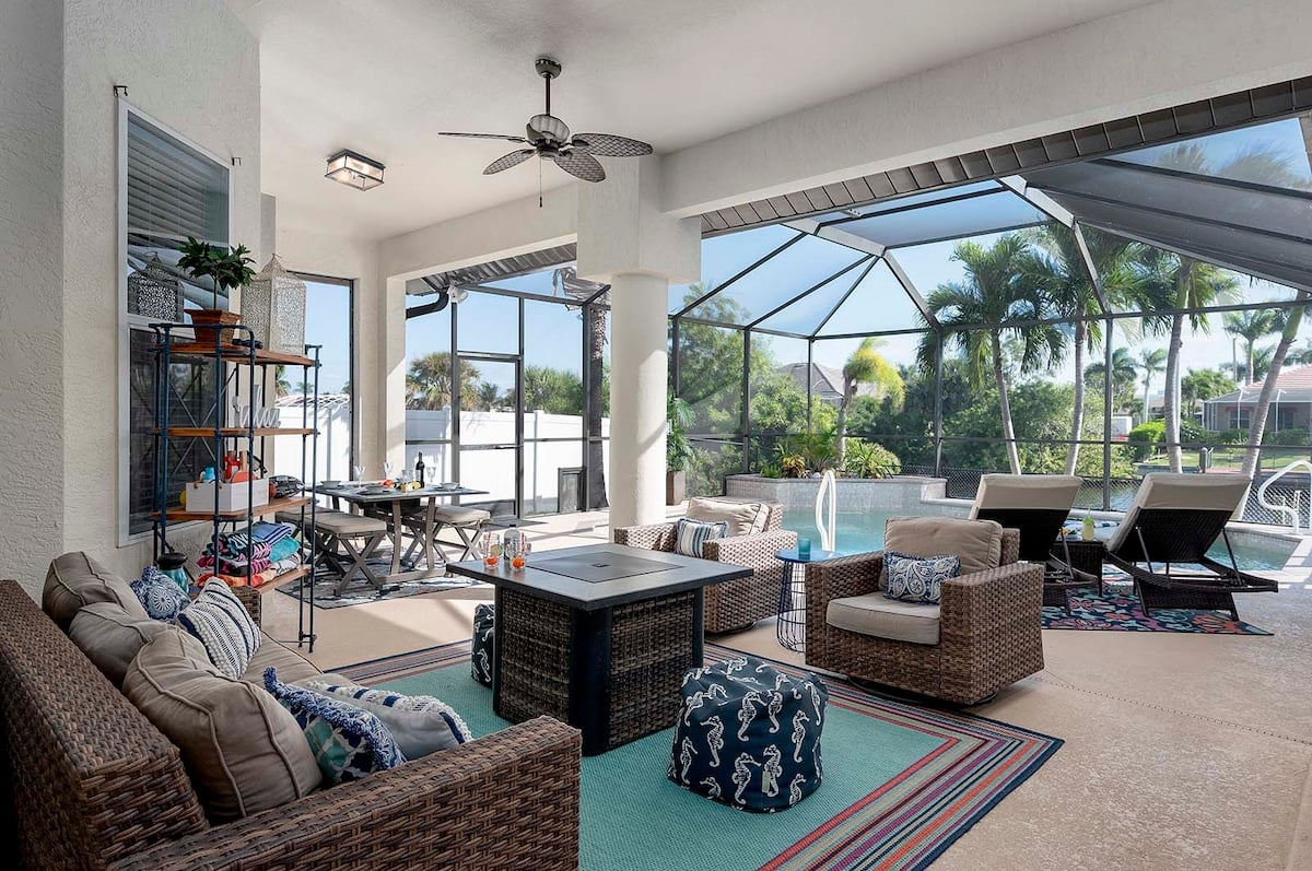 Blick von der Veranda auf den Kanal mit privatem Bootssteg.