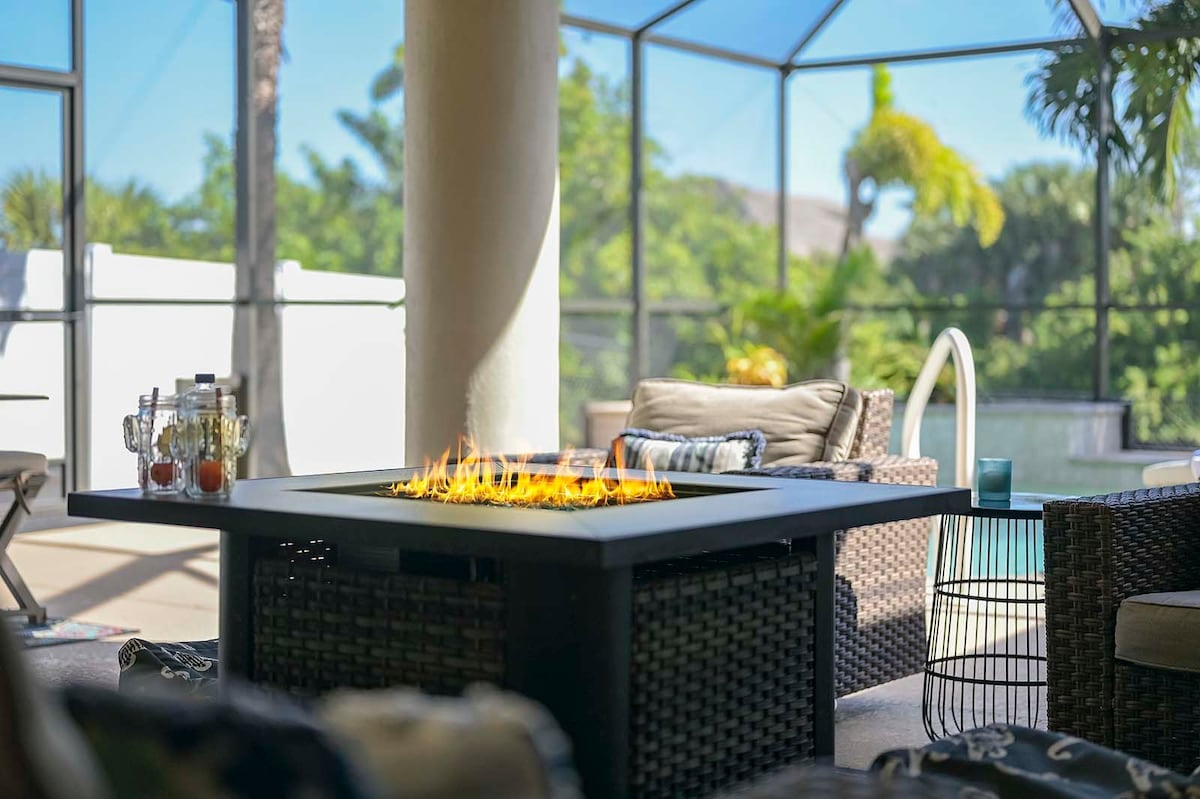 Veranda mit Blick auf den Kanal und Bootsanleger.