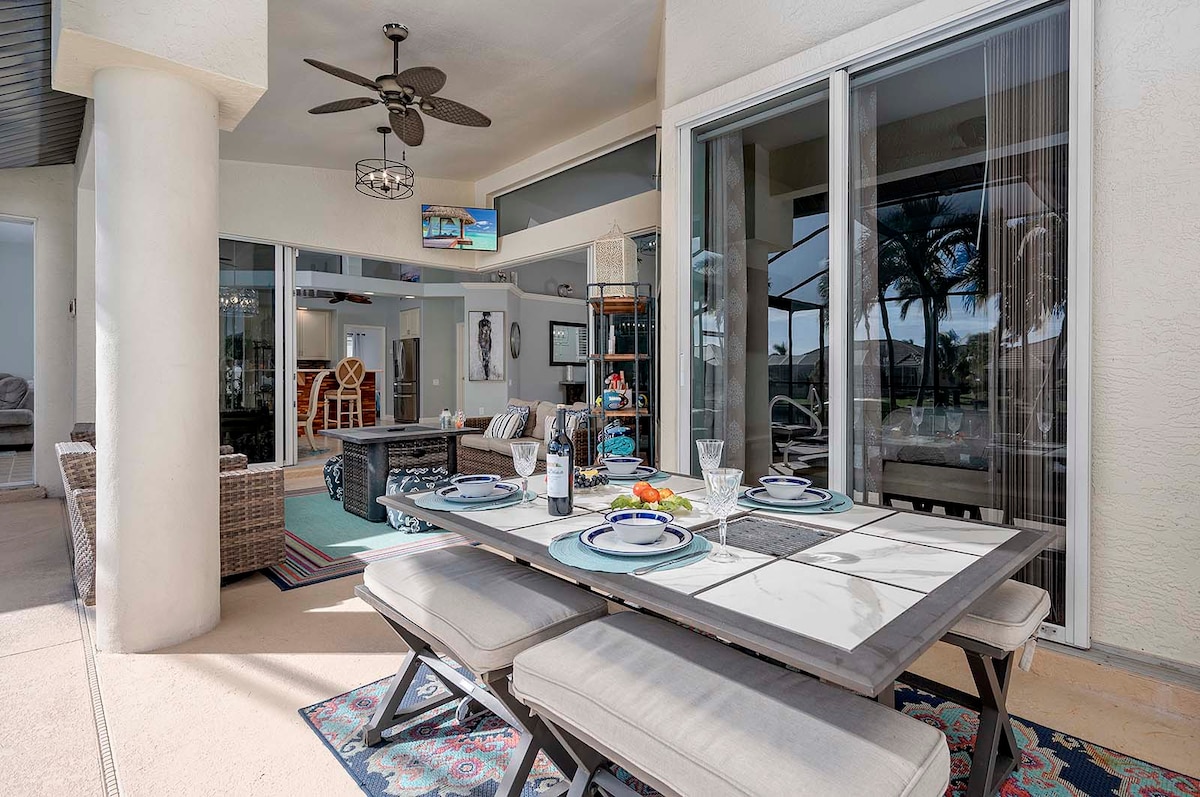 Veranda mit Blick auf den Kanal und Sitzbereich im Freien.