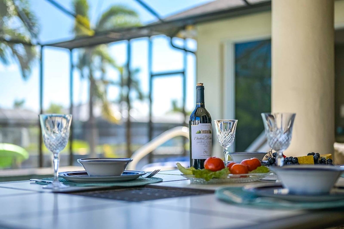 Veranda mit Blick auf den Kanal am Morgenlicht
