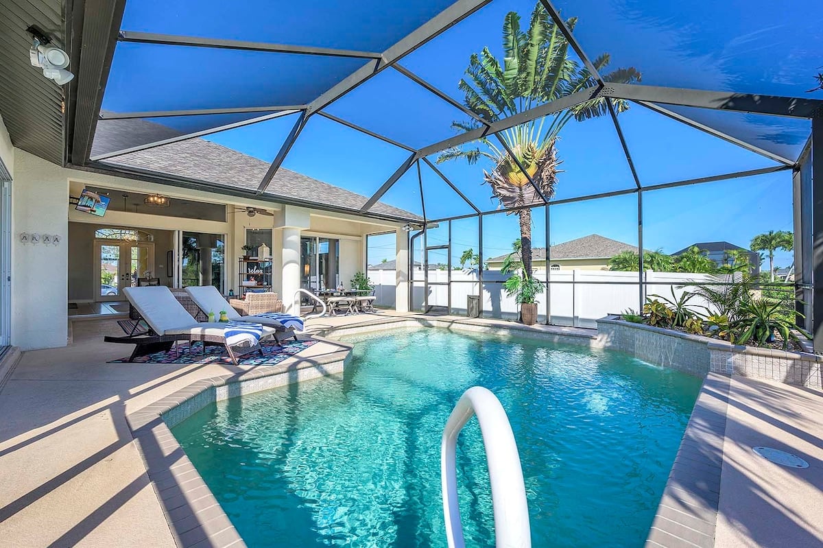 Veranda mit Blick auf den Kanal und Bootssteg.