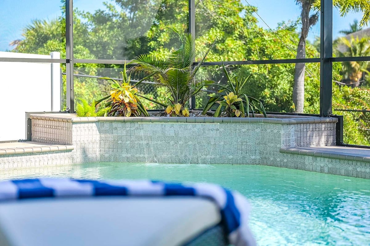 Veranda mit Blick auf den Kanal und privatem Bootssteg.