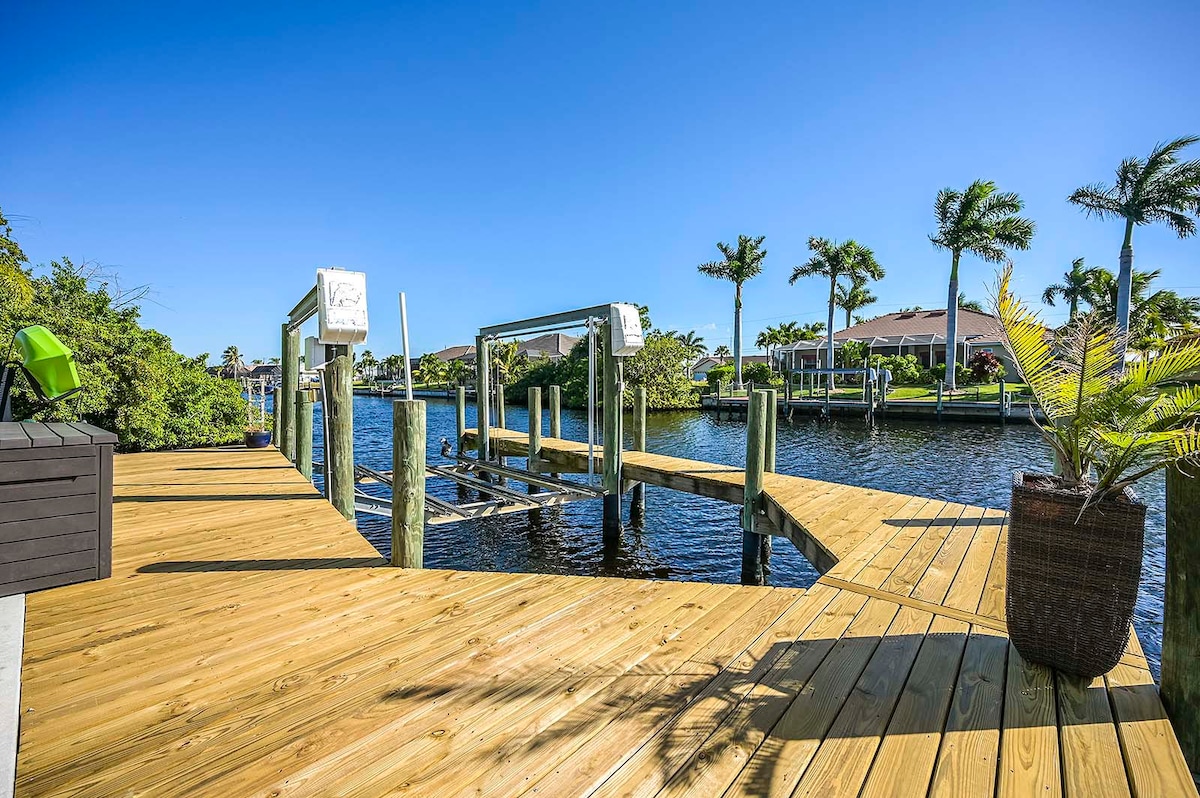 Veranda mit Blick auf den Kanal bei Sonnenaufgang.